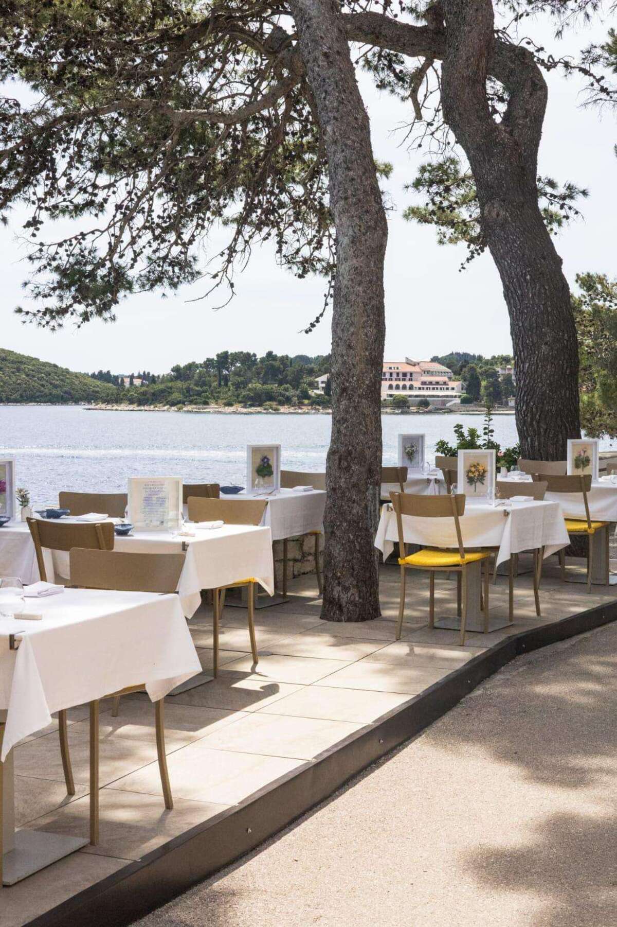 Terasa restorana LD na Korčuli s Petrose cvjetnim dekoracijama